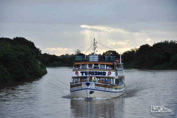 Encontro com outro barco de turismo no rio Jacuí, região de Porto Alegre, a capital do Rio Grande do Sul